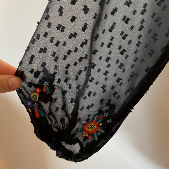 Beautiful embroidered black dress with sheer sleeves - Picture 4 of 6